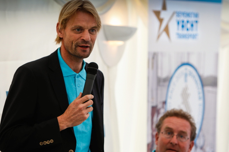 Richard Klabbers, Sevenstar Managing Director, addresses the crowd at the Skippers Briefing
