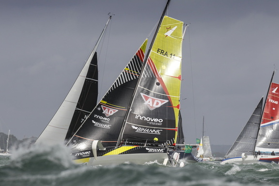 Figaro 3s AD Fichou - Innoveo/Bihannic leading Hope at the start in Cowes