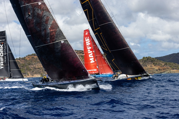 Close racing at the start line for Ambersail II and Hypr 