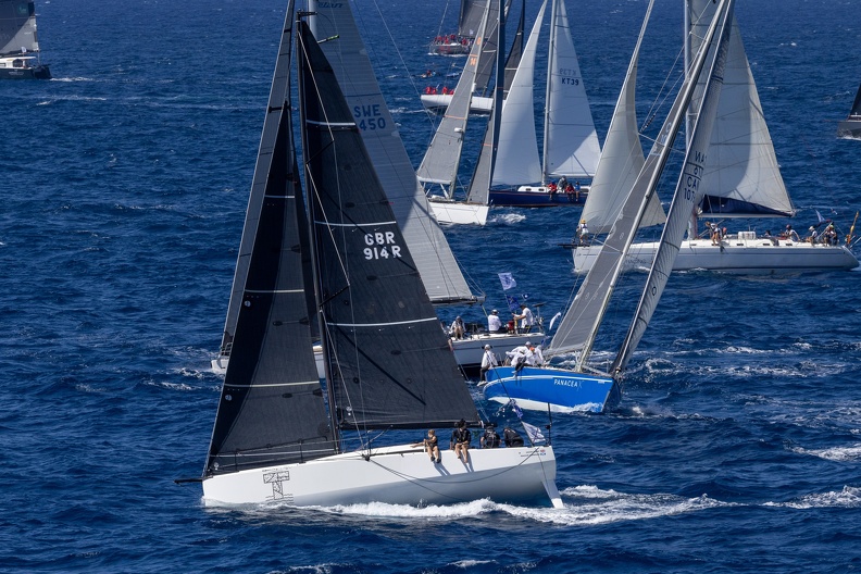 Tigris in the foreground at the IRC Two and One start
